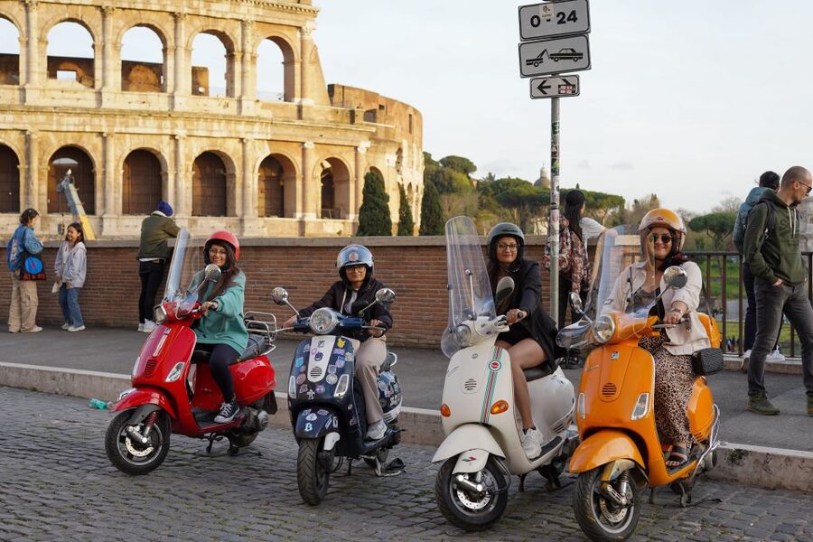 Vespa tour with Professional Photoshoot - Colosseum photo stop: short time, strong results