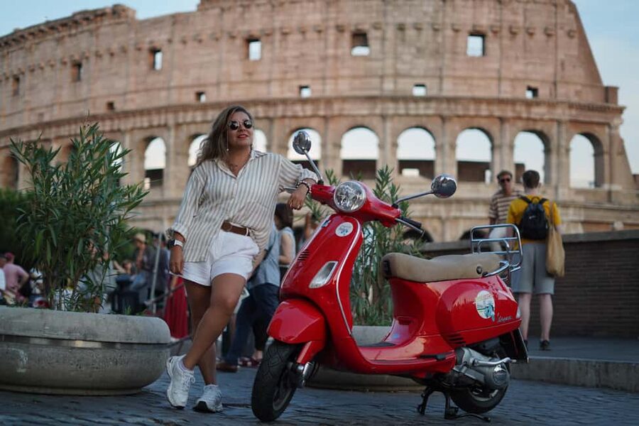Vespa - Wine and Photography service in Rome - Colosseum photo stop: 15 minutes for the iconic shot