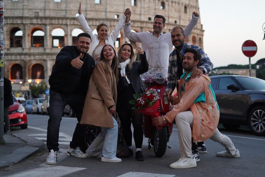 Vespa - Wine and Photography service in Rome - Giardino degli Aranci break: scenic views and breathing room