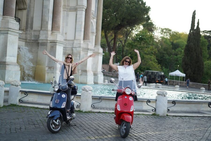 Vespa - Wine and Photography service in Rome - Janiculum Hill: the wine tasting and the payoff views