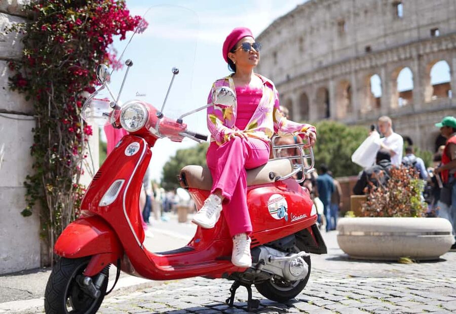 Vespa - Wine and Photography service in Rome - Meeting at Cafe Roma near Via del Colosseo 31