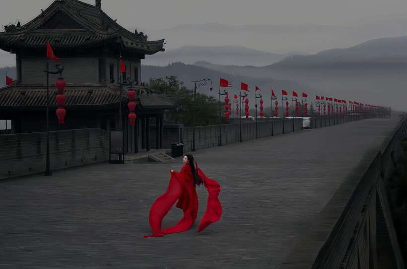 Xi'an: Hanfu and Tang Dynasty Costume Photo Shoot - The landmark photos: how the photographer helps you pose