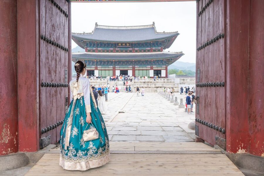 Your Personal Seoul Photographer! - Where you meet and how the timing feels (Anguk Station to Palace to Hanok)