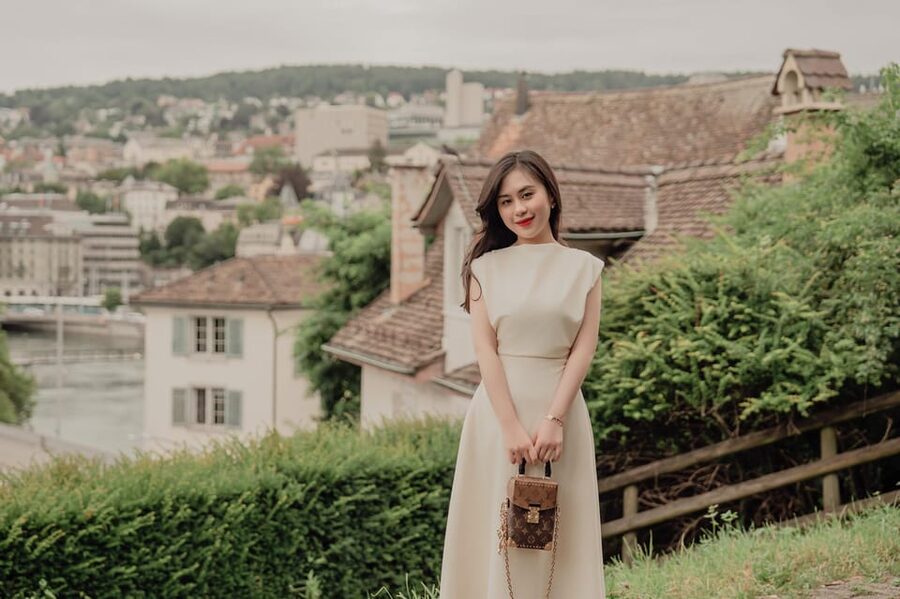 Zurich: Professional Photoshoot at the Best Spots - Grossmünster and Münsterbrücke: Iconic Zurich Frames